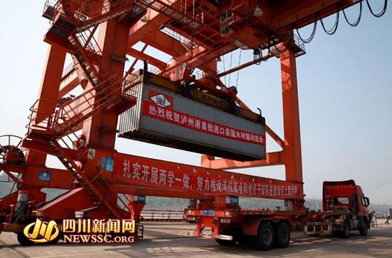 泸州港首批从美国进境的木材运抵。